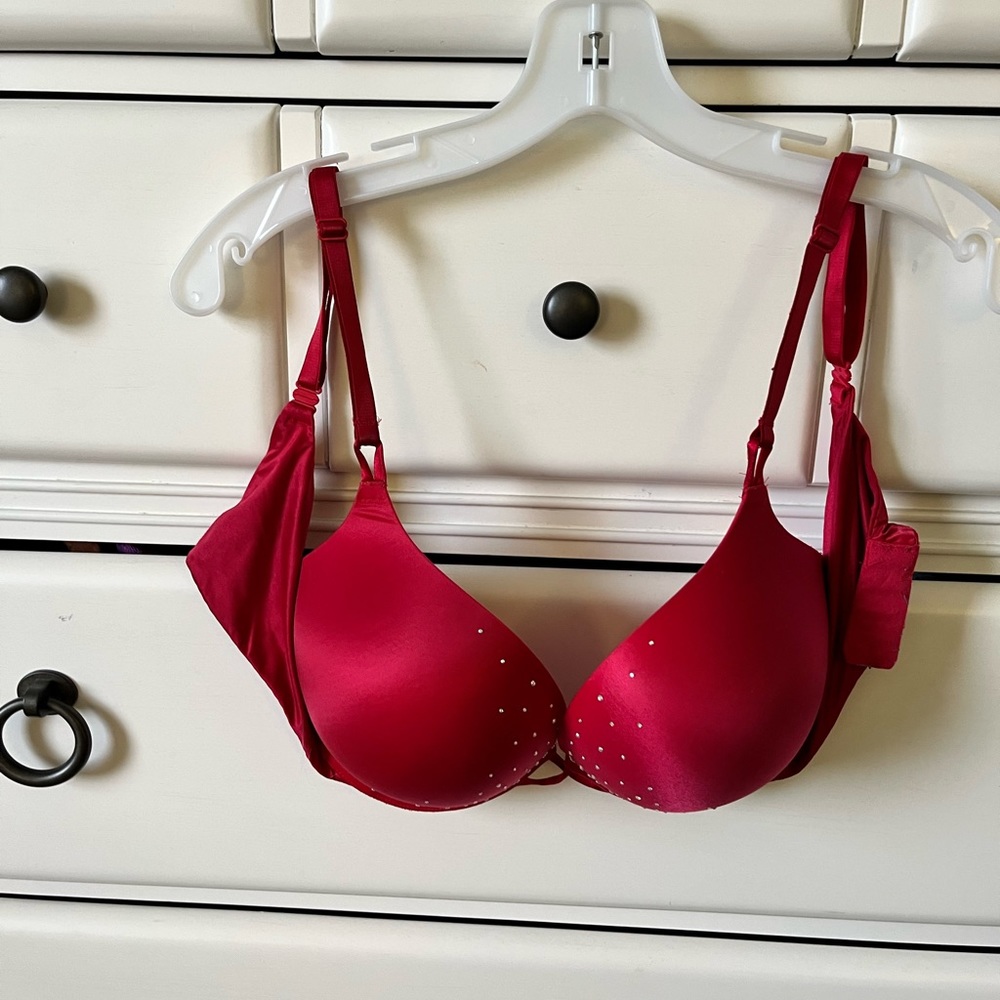 Size 36D red bombshell bra with sparkles from Victoria Secret!